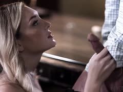 Blondine will dicke Latten spüren