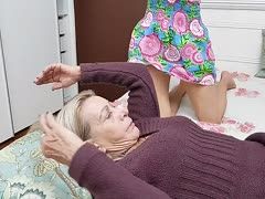 Junger Rotschopf und alte Lesben beim Knutschen